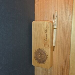 RARE 40TH PRESIDENT RONALD W. REAGAN WHITE HOUSE MUSEUM WOOD PEN W/ PRESENT BOX